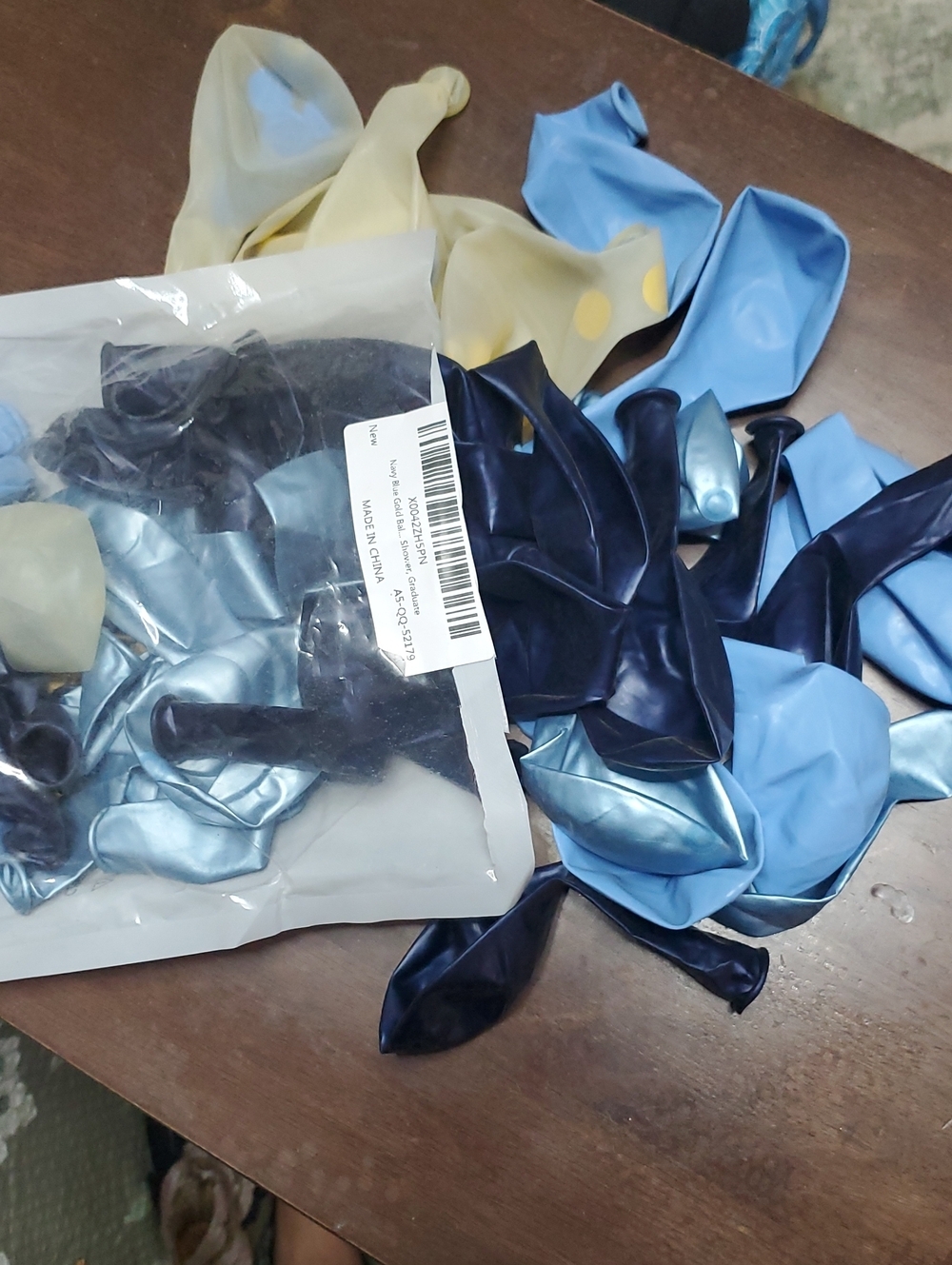 Mixed Blue and Pale Yellow Latex Balloons With Confetti Inside - Party Pack